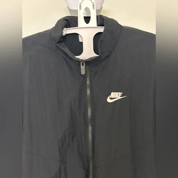 WOMEN'S NIKE SPORTSWEAR ESSENTIAL WINDRUNNER WOVEN JACKET - Picture 5 of 10